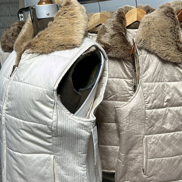 Mifresia rabbit fur vest NWT zipper front 2 pockets 2 colors ribbed sides - Picture 1 of 14